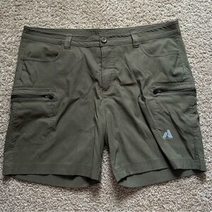 Women’s Eddie Bauer first ascent cargo shorts size 18